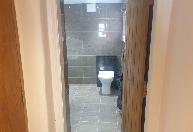 Beautiful 2 Bed Cottage In Hurst Green