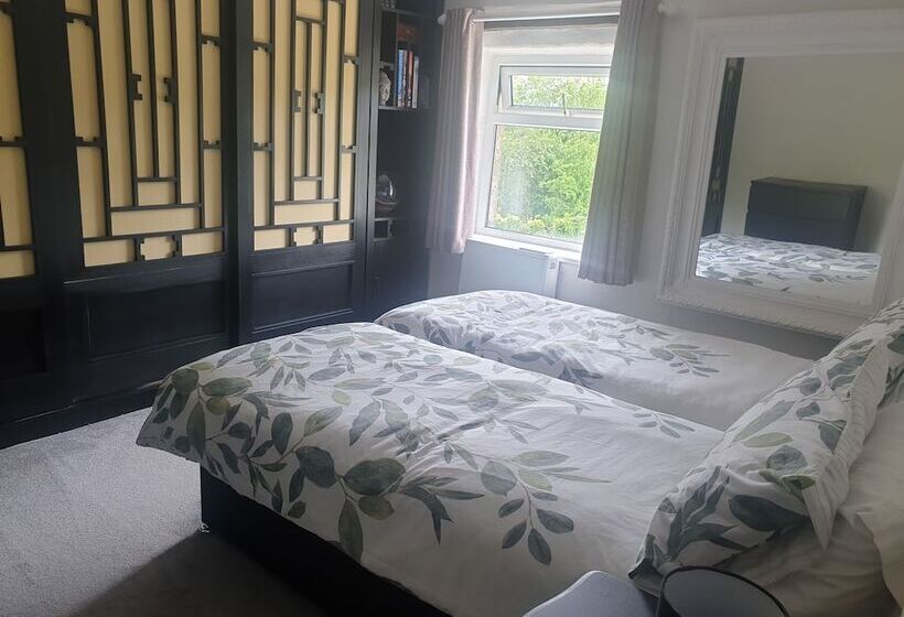 Beautiful 2 Bed Cottage In Hurst Green