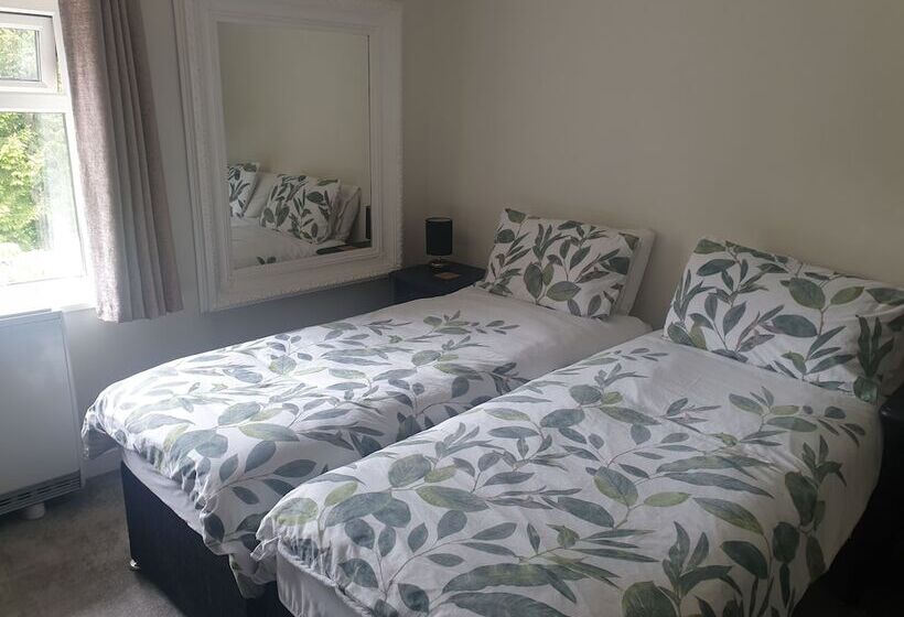 Beautiful 2 Bed Cottage In Hurst Green