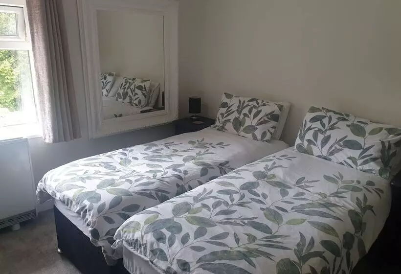 Beautiful 2 Bed Cottage In Hurst Green