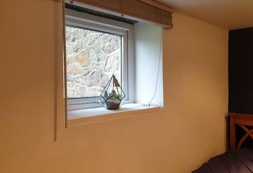 Beautiful 2 Bed Cottage In Hurst Green