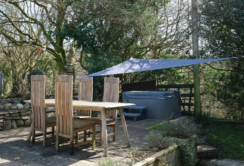 Merlins Cabin   2 Bed   Blaen Cedi Farm