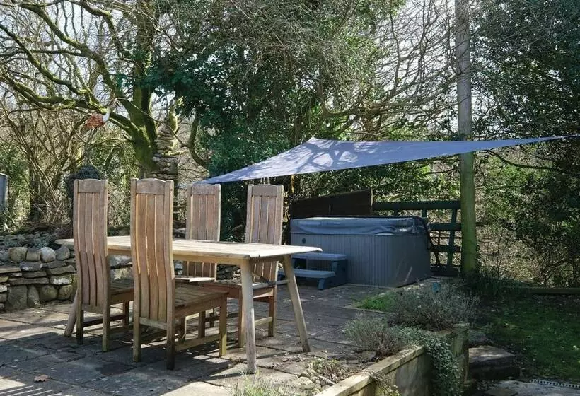 Merlins Cabin   2 Bed   Blaen Cedi Farm