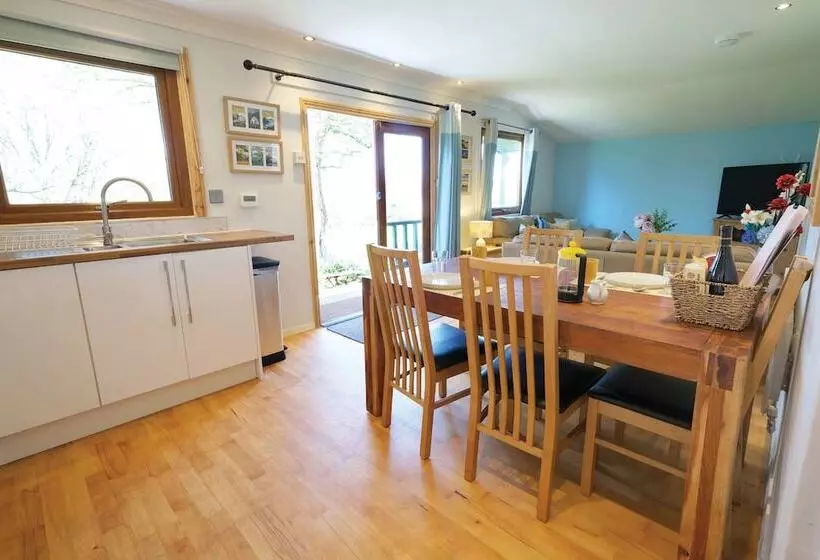 Merlins Cabin   2 Bed   Blaen Cedi Farm