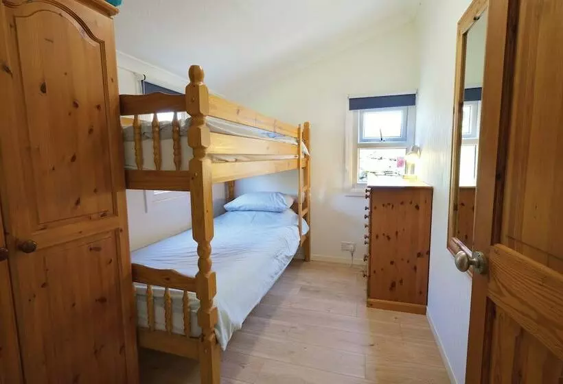 Merlins Cabin   2 Bed   Blaen Cedi Farm