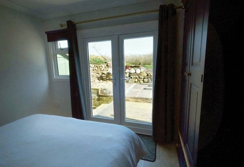 Merlins Cabin   2 Bed   Blaen Cedi Farm