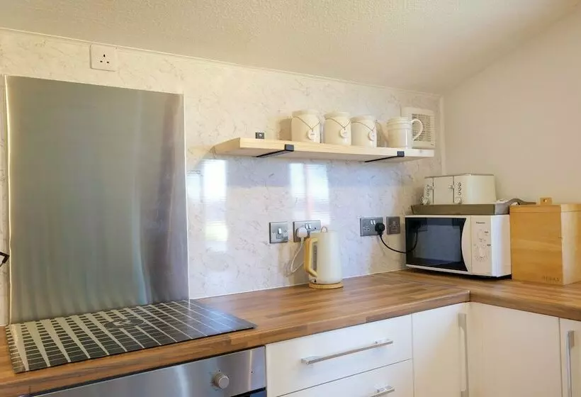 Merlins Cabin   2 Bed   Blaen Cedi Farm