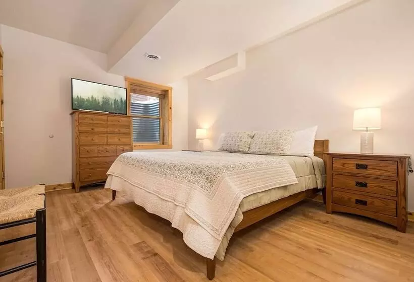 Grand Chestnut Lodge