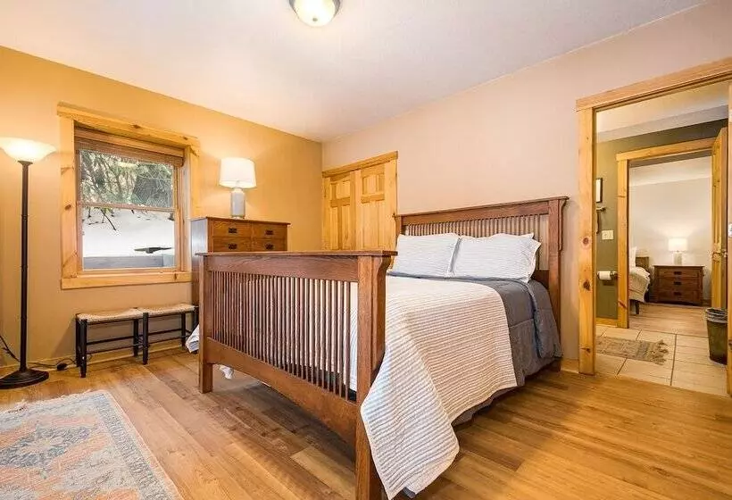 Grand Chestnut Lodge