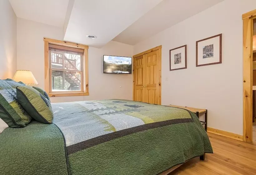 Grand Chestnut Lodge