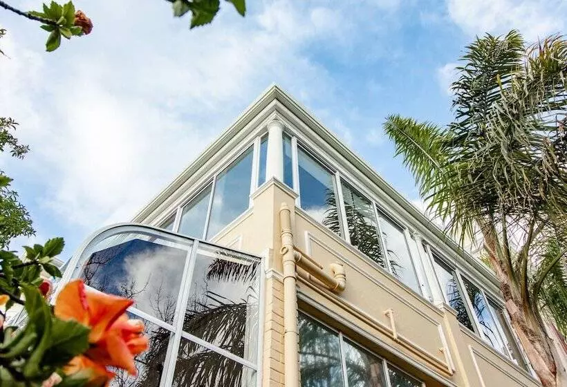 ペンション Carmichael House Boutique