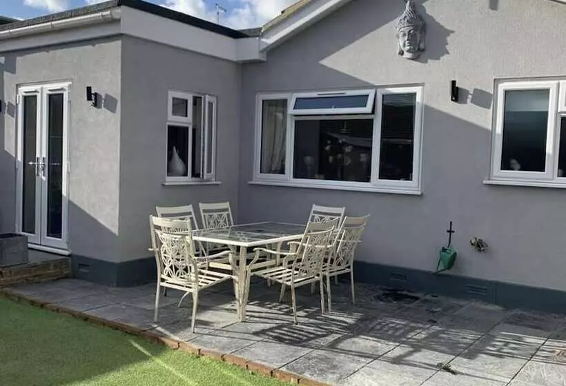 Beautiful 2 Bed Bungalow In Canvey Island