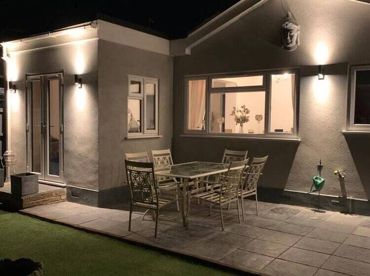 Beautiful 2 Bed Bungalow In Canvey Island