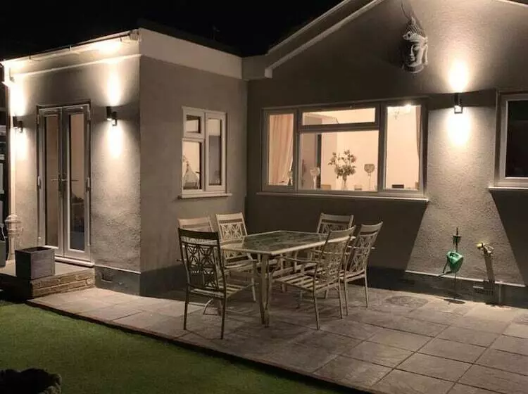 Beautiful 2 Bed Bungalow In Canvey Island