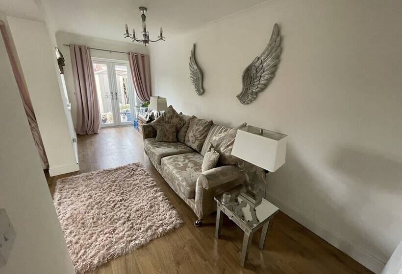 Beautiful 2 Bed Bungalow In Canvey Island