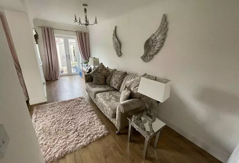 Beautiful 2 Bed Bungalow In Canvey Island