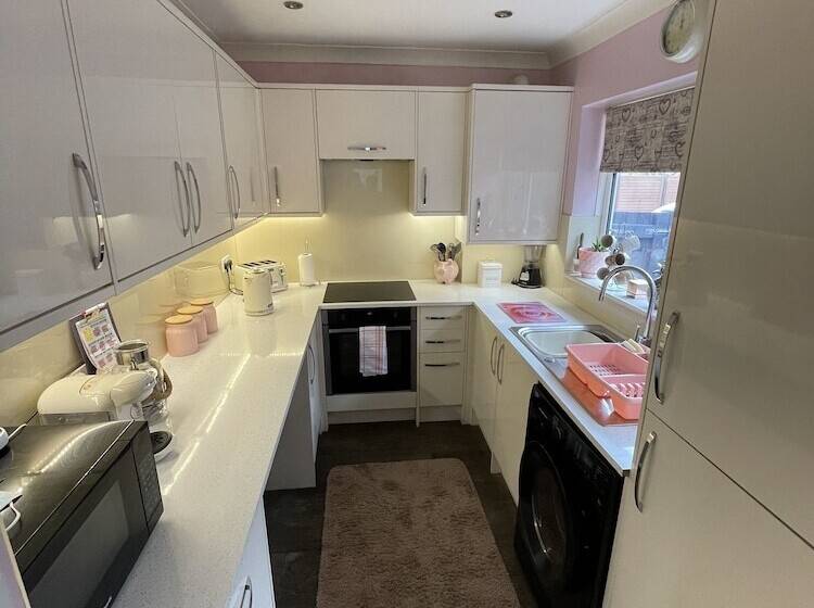 Beautiful 2 Bed Bungalow In Canvey Island