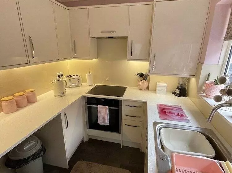 Beautiful 2 Bed Bungalow In Canvey Island