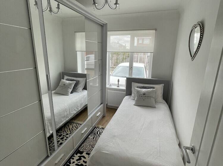 Beautiful 2 Bed Bungalow In Canvey Island