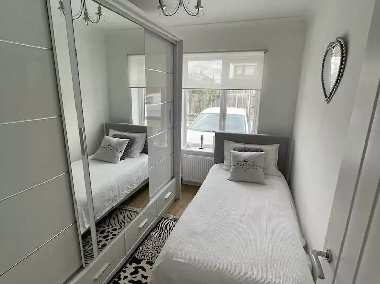 Beautiful 2 Bed Bungalow In Canvey Island