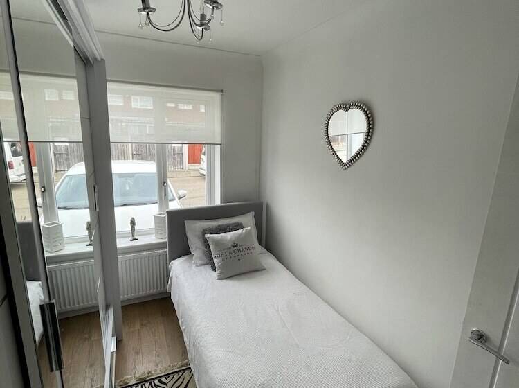 Beautiful 2 Bed Bungalow In Canvey Island