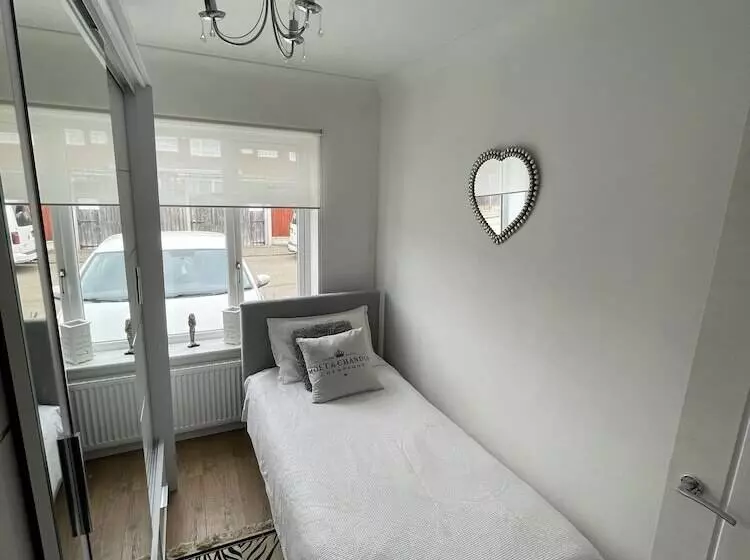 Beautiful 2 Bed Bungalow In Canvey Island