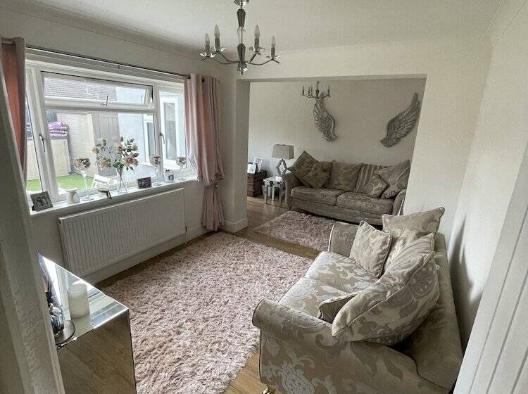 Beautiful 2 Bed Bungalow In Canvey Island