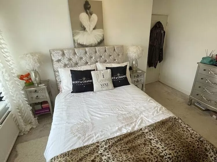 Beautiful 2 Bed Bungalow In Canvey Island