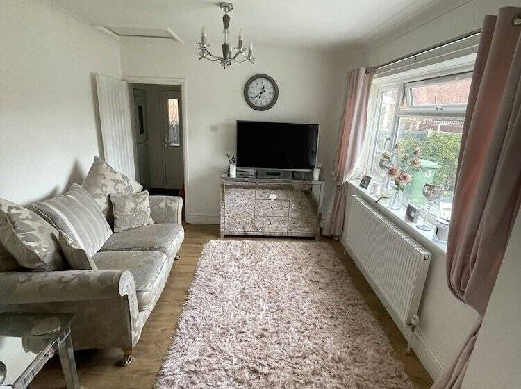 Beautiful 2 Bed Bungalow In Canvey Island