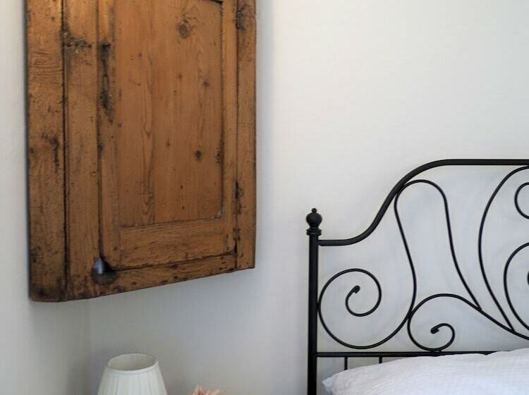 Charming Cottage In The Heart Of Sherborne