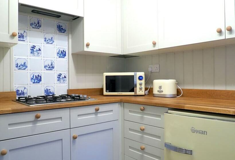 Charming Cottage In The Heart Of Sherborne