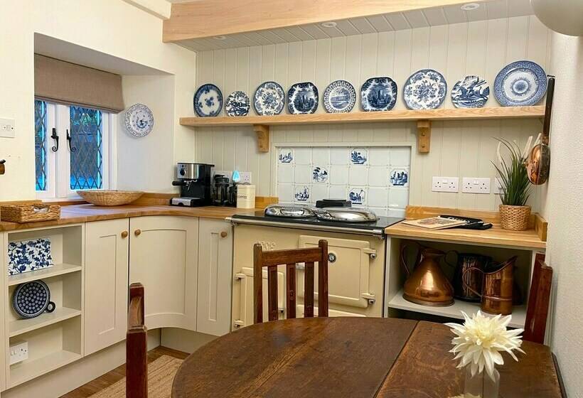 Charming Cottage In The Heart Of Sherborne