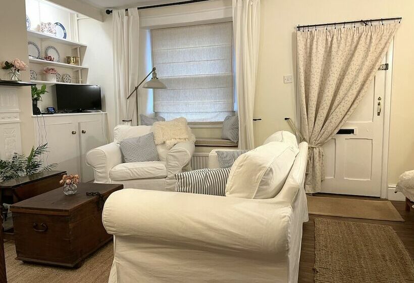 Charming Cottage In The Heart Of Sherborne