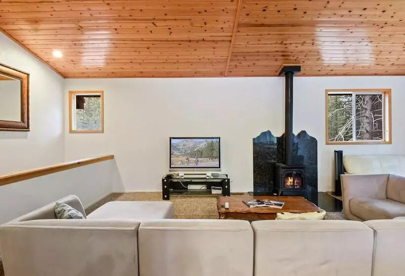 Truckee Pines Retreat Game Room & Forest Views