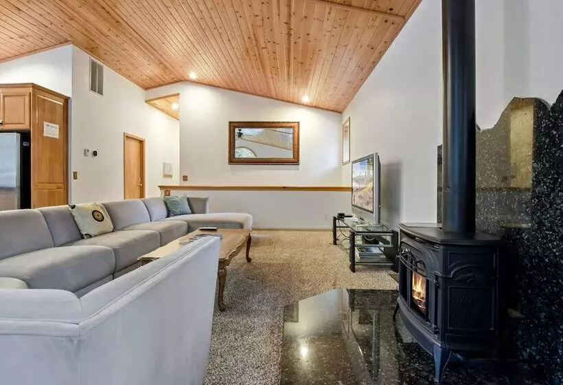 Truckee Pines Retreat Game Room & Forest Views