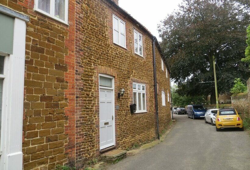 Evelyn Cottage, Charming Cottage Tucked Away