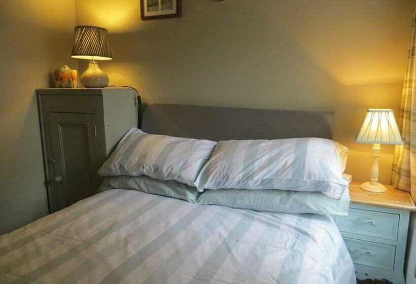 Evelyn Cottage, Charming Cottage Tucked Away