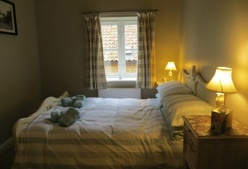 Evelyn Cottage, Charming Cottage Tucked Away