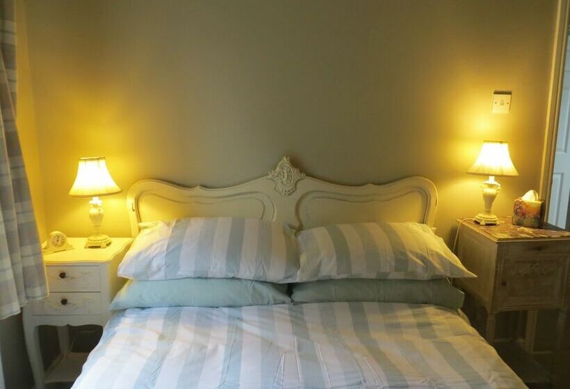 Evelyn Cottage, Charming Cottage Tucked Away