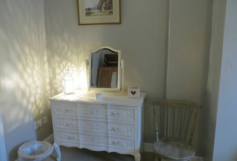 Evelyn Cottage, Charming Cottage Tucked Away