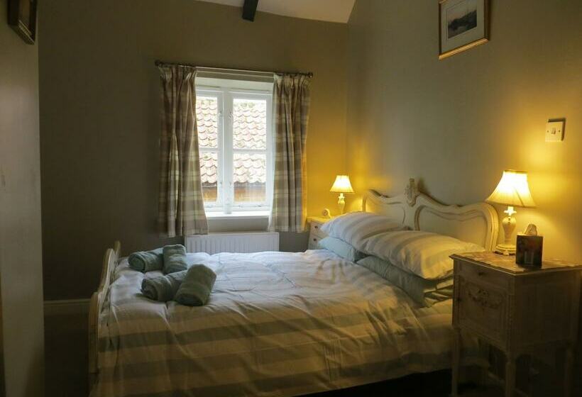 Evelyn Cottage, Charming Cottage Tucked Away