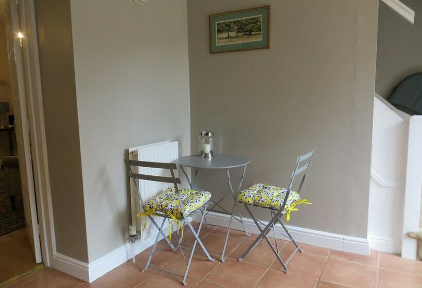 Evelyn Cottage, Charming Cottage Tucked Away