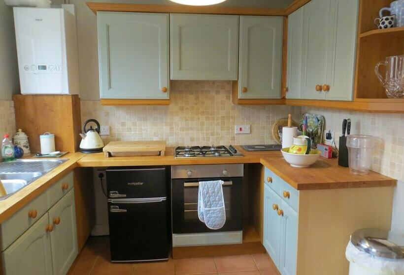 Evelyn Cottage, Charming Cottage Tucked Away