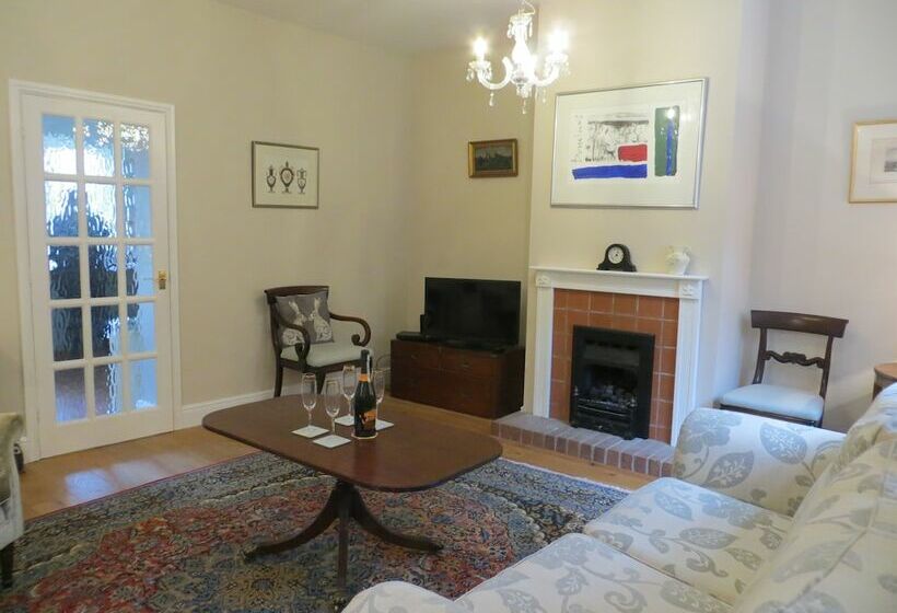 Evelyn Cottage, Charming Cottage Tucked Away