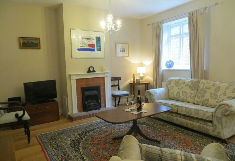 Evelyn Cottage, Charming Cottage Tucked Away