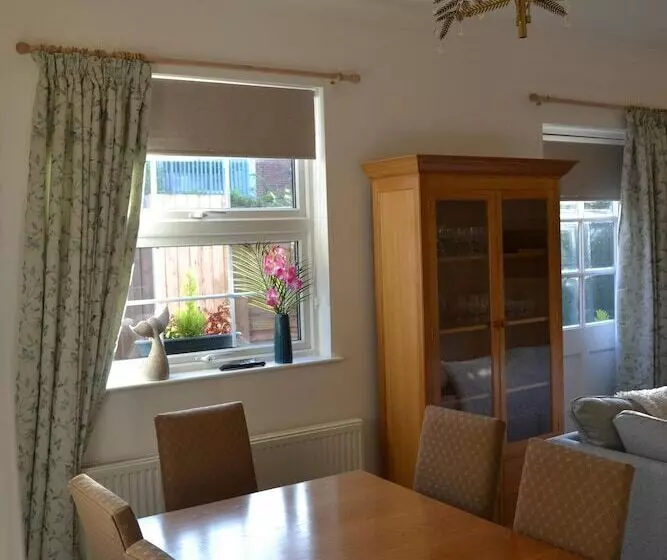 Frinton Escapes  The Cottage