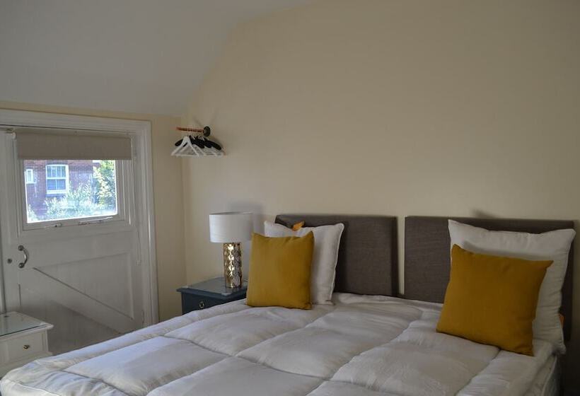 Frinton Escapes  The Cottage