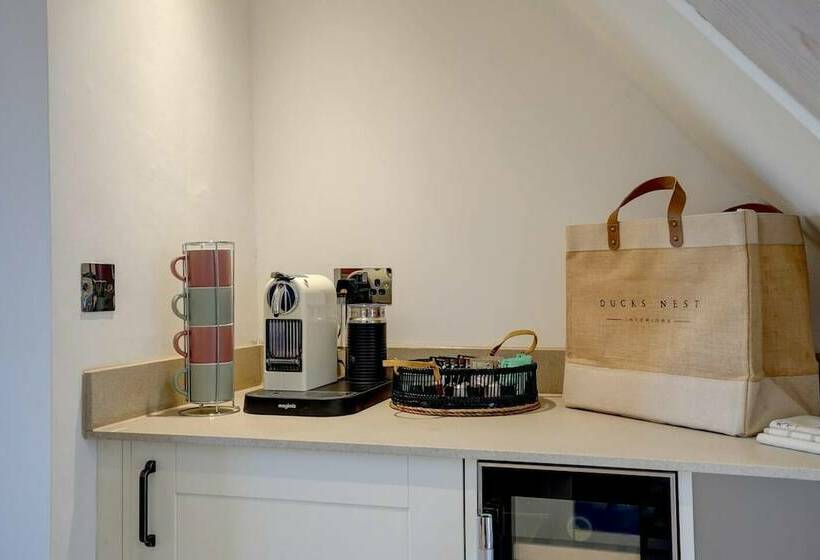 Luxury 1 Bed Cottage With Hot Tub And Log Burner