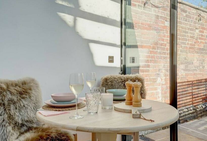 Luxury 1 Bed Cottage With Hot Tub And Log Burner