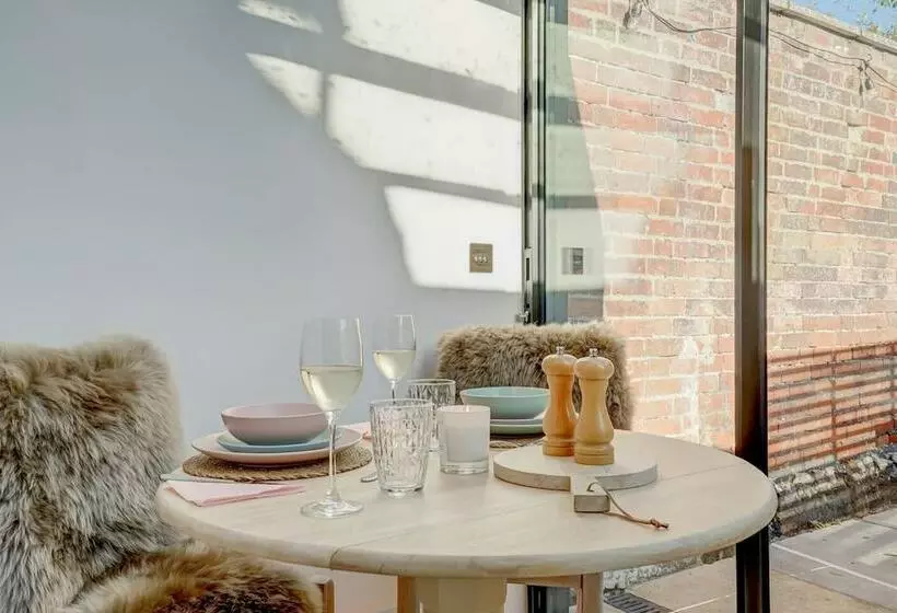 Luxury 1 Bed Cottage With Hot Tub And Log Burner